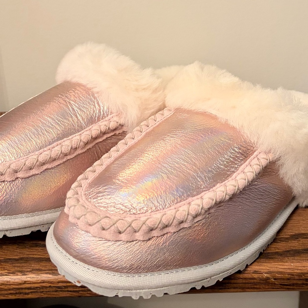 Manitobah Cabin Slide Slippers in Pink Illusion colour brand new size 8.